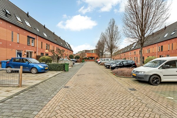 Dikkertje Dap is een moderne midden woning met 4 slaapkamers en een vrijstaande stenen berging en te koop bij Wiebox makelaars. In de kindvriendelijke woonwijk dichtbij de basisscholen, kinderdagverblijf en speeltuin en het nieuwe winkelcentrum Ho...